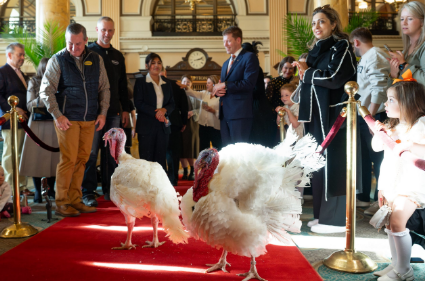 Trump indulta a los pavos ‘Gobble’ y ‘Waddle’ y lanza ataques a demócratas