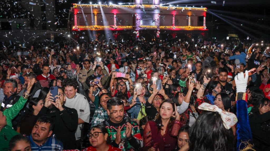 Disfrutan guaymenses del desfile navideño 17 100 1