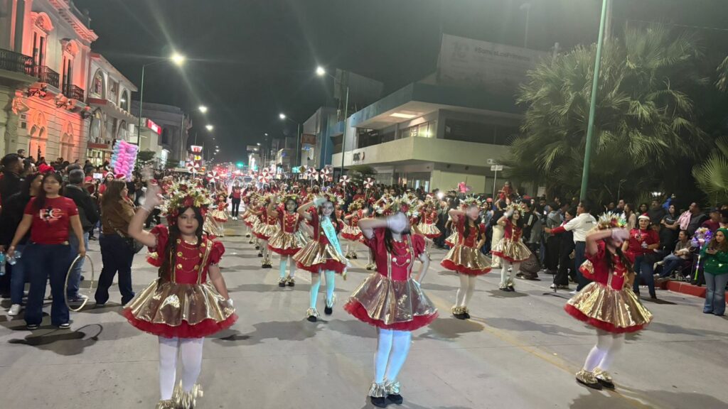 Disfrutan guaymenses del desfile navideño 18 101 2