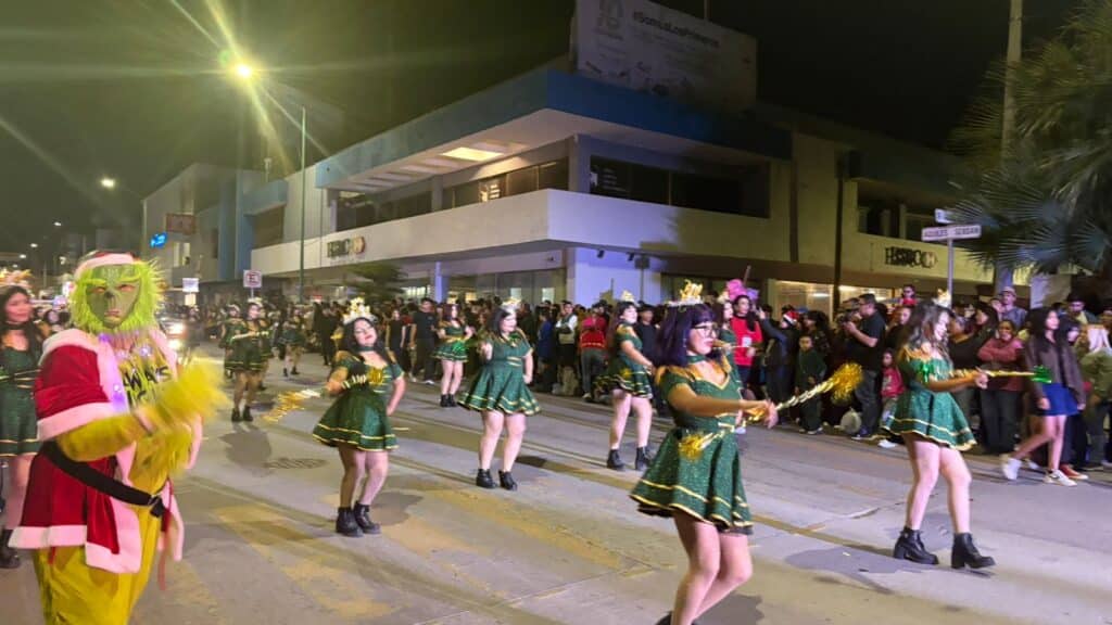 Disfrutan guaymenses del desfile navideño 19 102 1