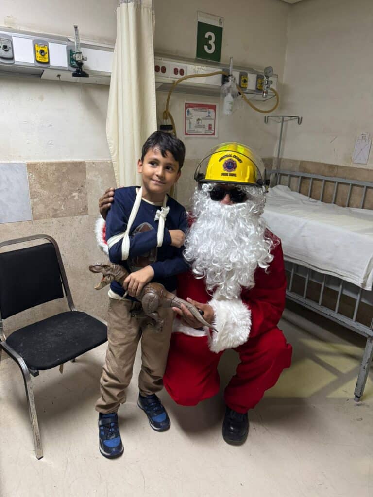 Llevan Bomberos alegría y esperanza a menores durante Navidad 2 122 1