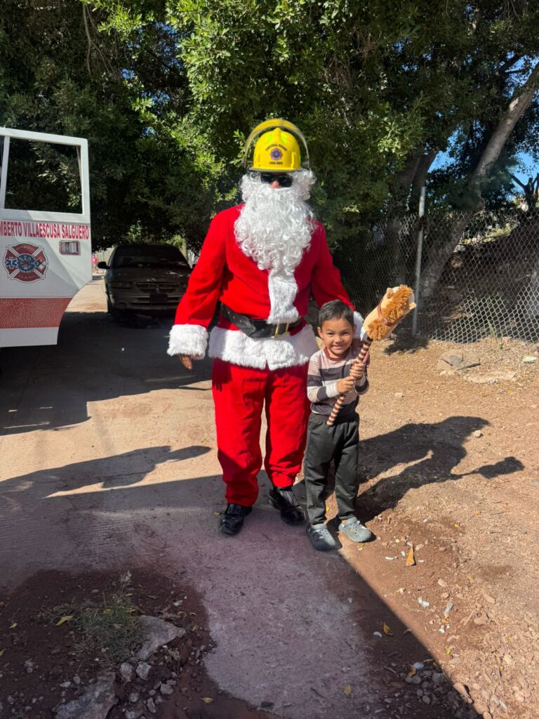 Llevan Bomberos alegría y esperanza a menores durante Navidad 4 124