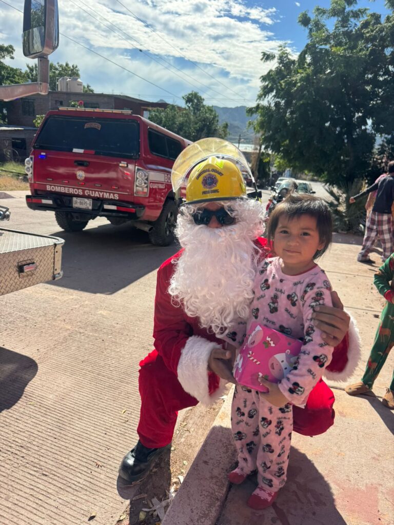 Llevan Bomberos alegría y esperanza a menores durante Navidad 6 126 1