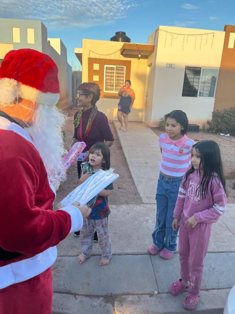 Llevan Bomberos alegría y esperanza a menores durante Navidad 11 132 1