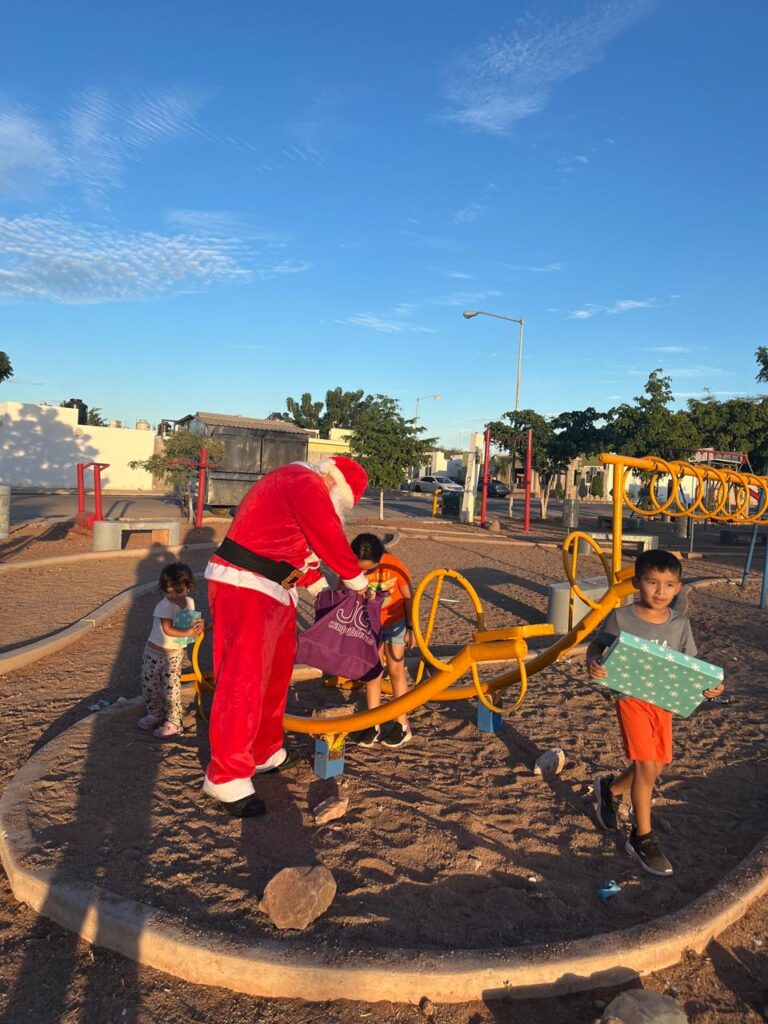 Llevan Bomberos alegría y esperanza a menores durante Navidad 13 134 1