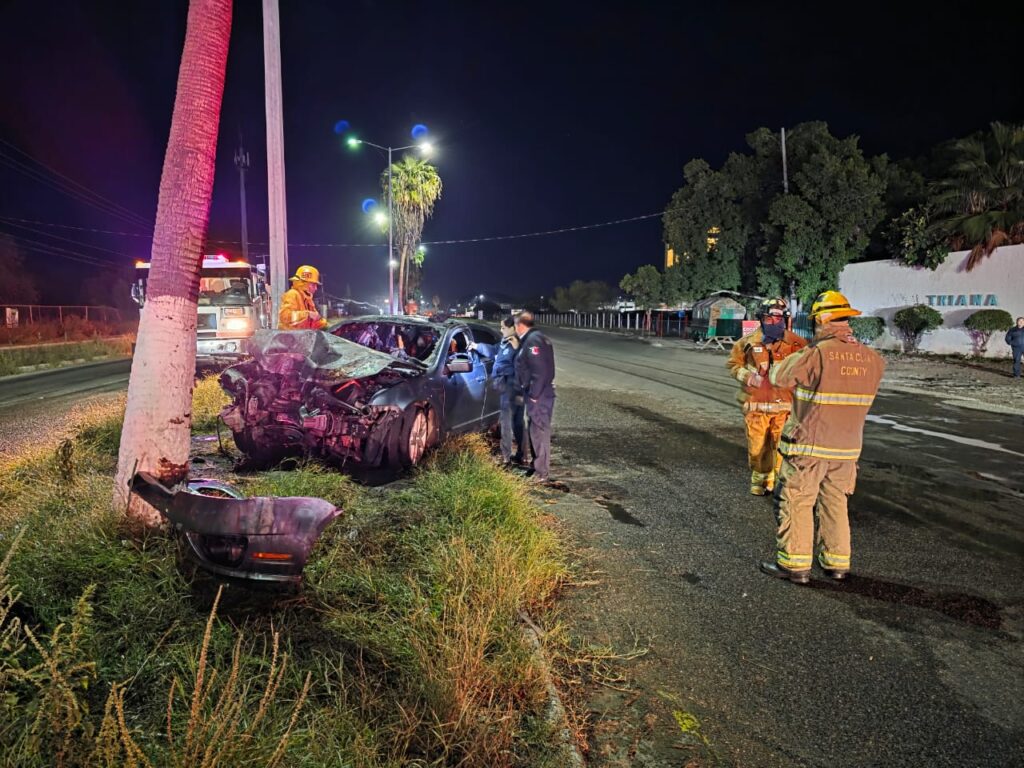 Se incendia auto al impactarse contra palma en San Carlos 1 145