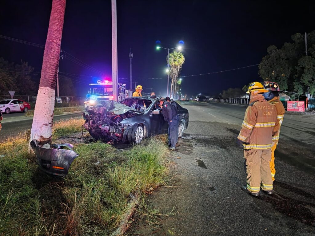 Se incendia auto al impactarse contra palma en San Carlos 2 146