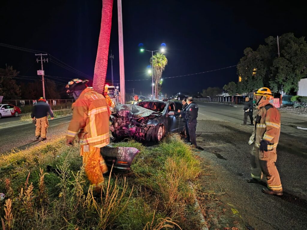 Se incendia auto al impactarse contra palma en San Carlos 3 147