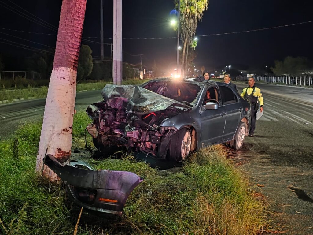 Se incendia auto al impactarse contra palma en San Carlos 4 148 1