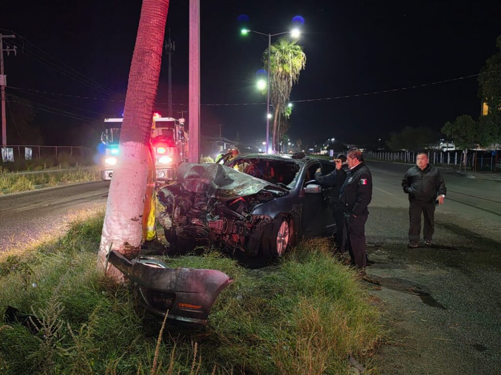 Se incendia auto al impactarse contra palma en San Carlos 5 149