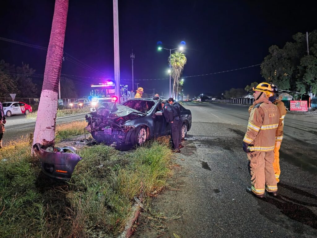 Se incendia auto al impactarse contra palma en San Carlos 6 150