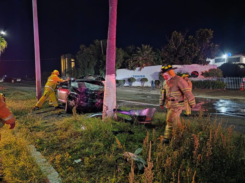 Se incendia auto al impactarse contra palma en San Carlos 8 152