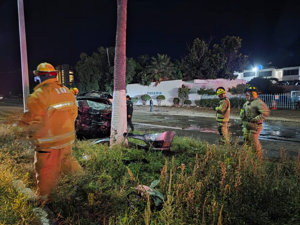 Se incendia auto al impactarse contra palma en San Carlos 9 153