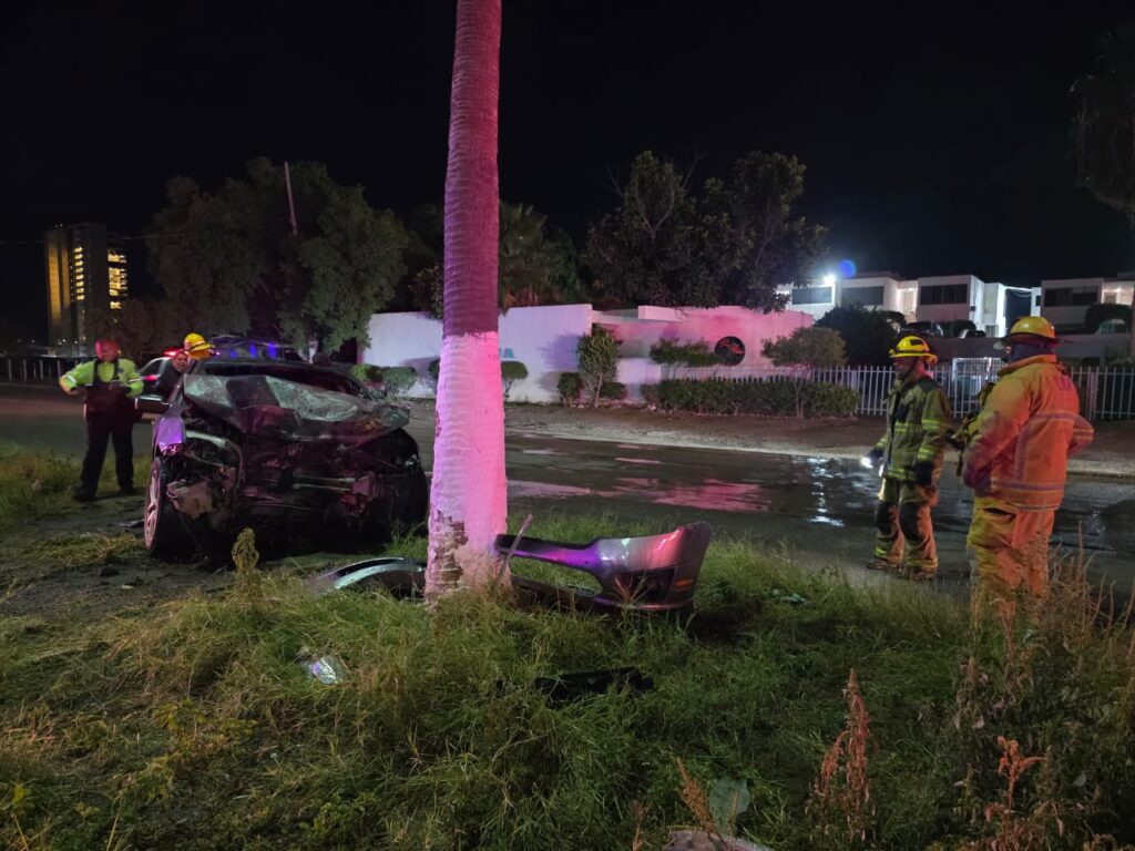 Se incendia auto al impactarse contra palma en San Carlos 11 155