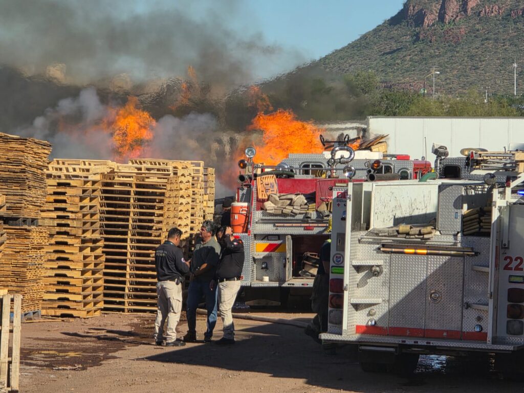 Se incendia recicladora en Guaymas Norte 1 243