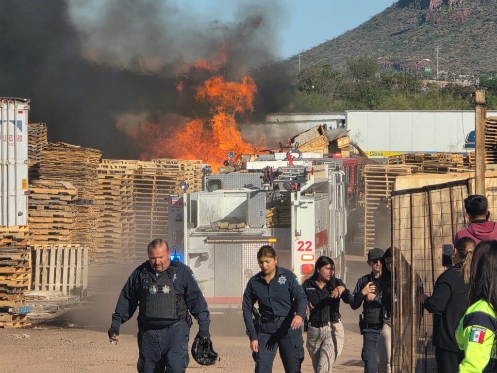 Se incendia recicladora en Guaymas Norte 3 245