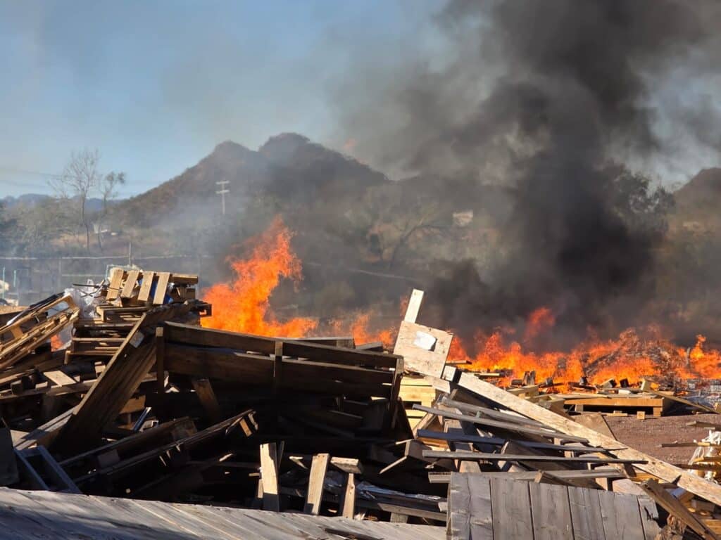 Se incendia recicladora en Guaymas Norte 7 249