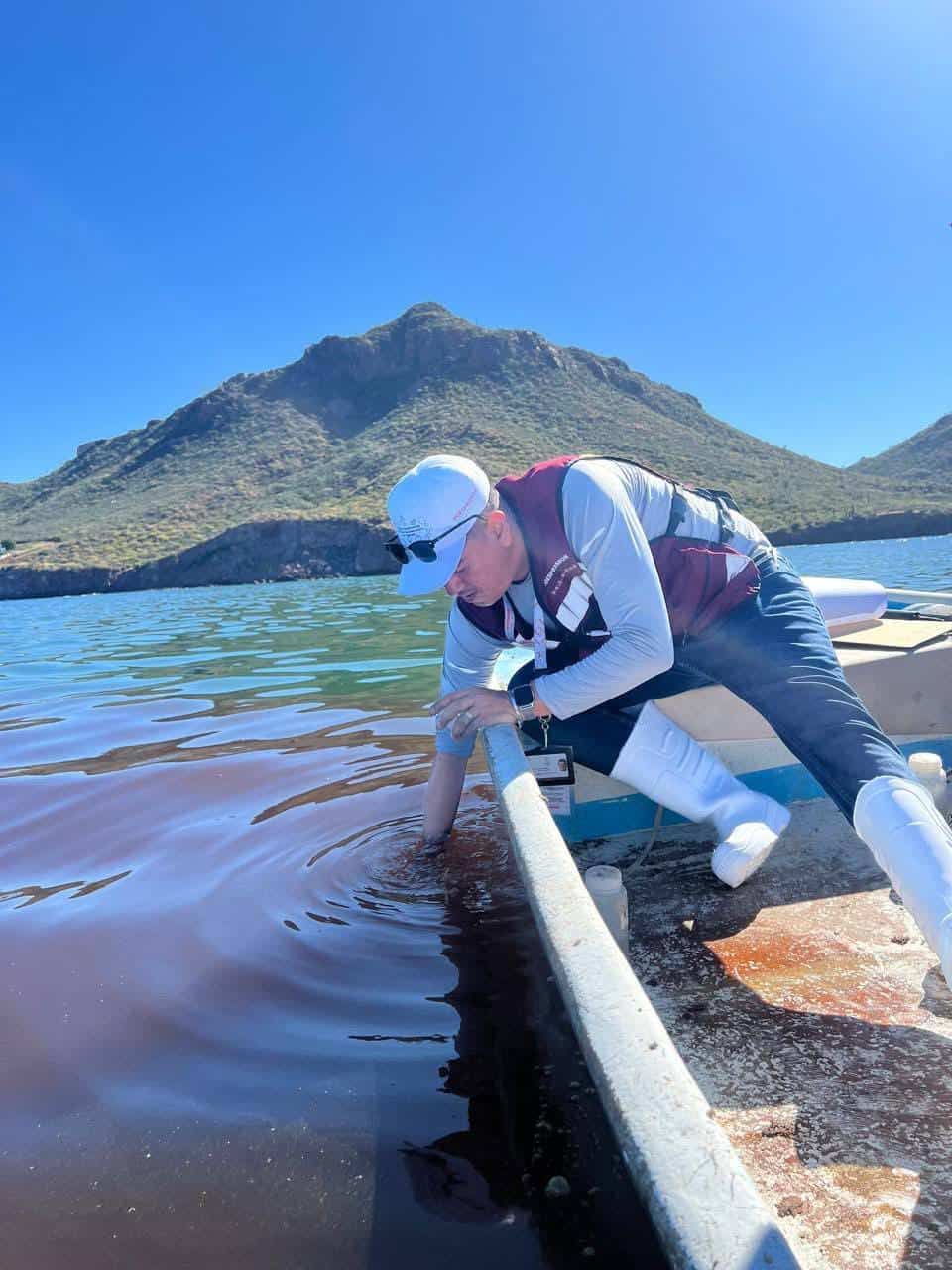 Realizan muestreo de agua por marea roja
