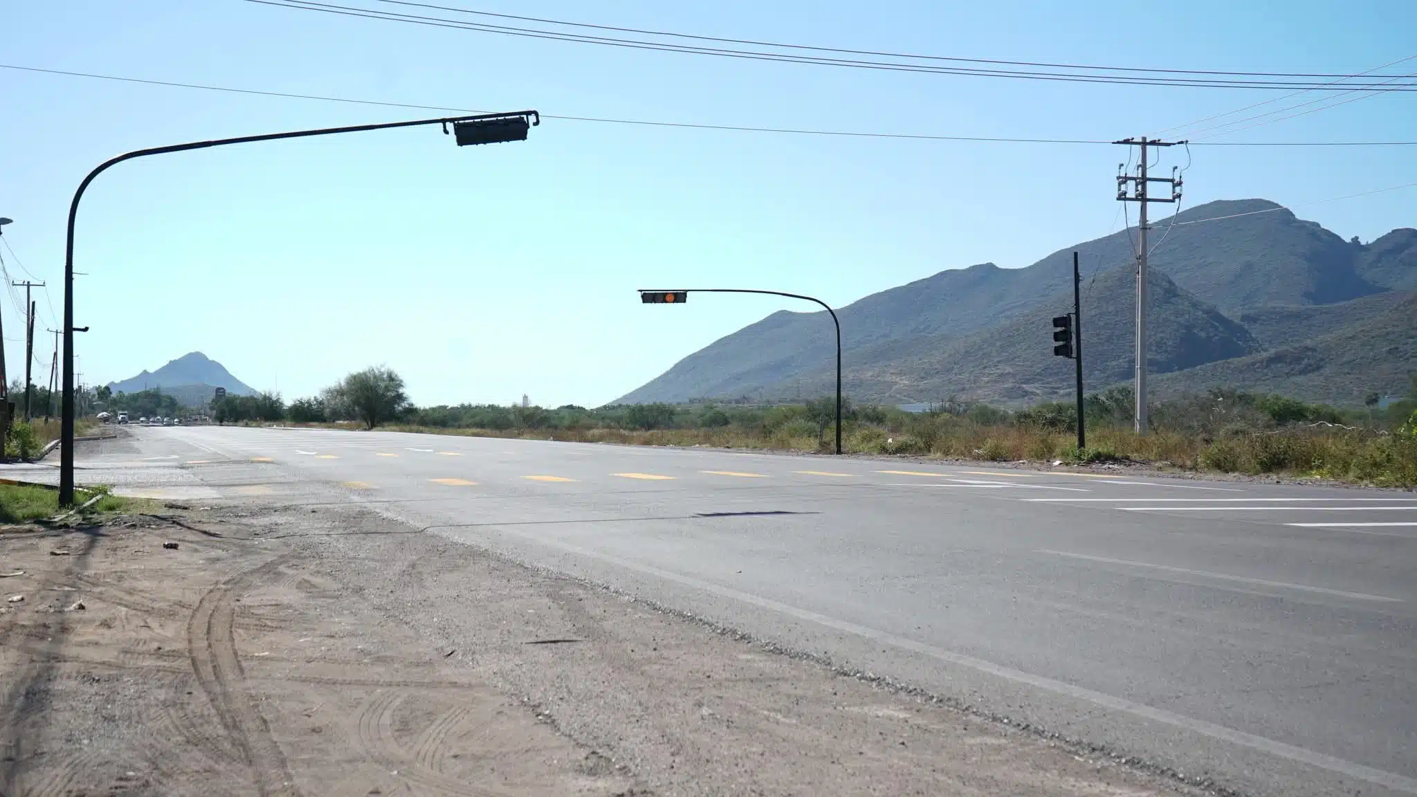 Instalan nuevo semáforo en carretera al aeropuerto
