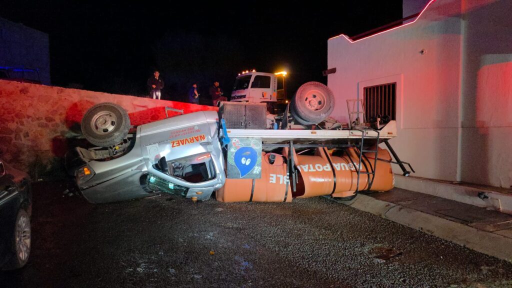 Volcadura de pipa deja cuantiosos daños materiales 1 390