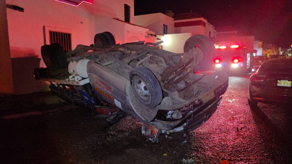 Volcadura de pipa deja cuantiosos daños materiales 2 391 1