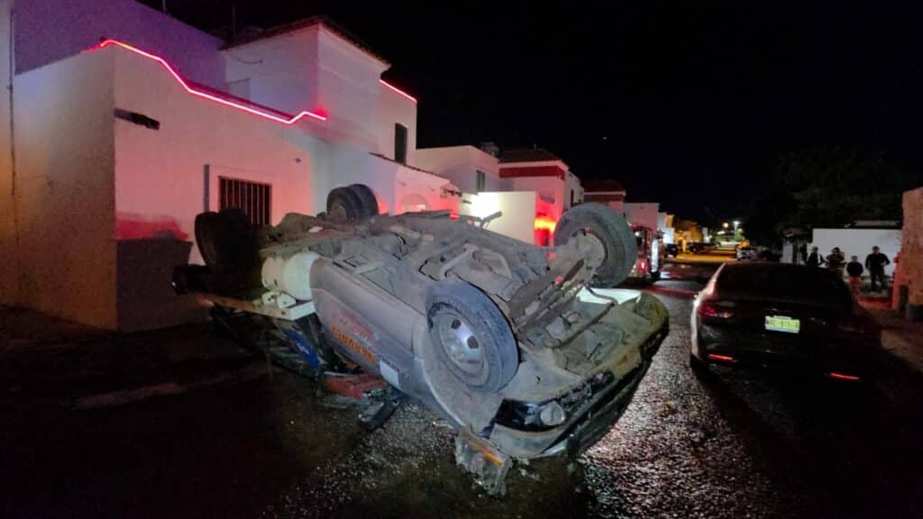 Volcadura de pipa deja cuantiosos daños materiales 3 392