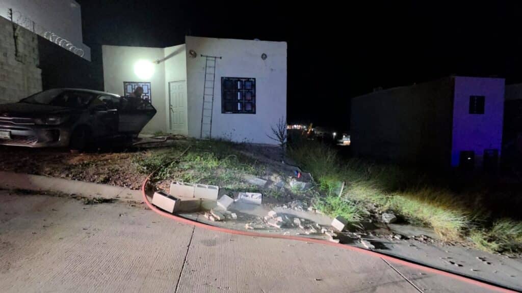 Volcadura de pipa deja cuantiosos daños materiales 4 393