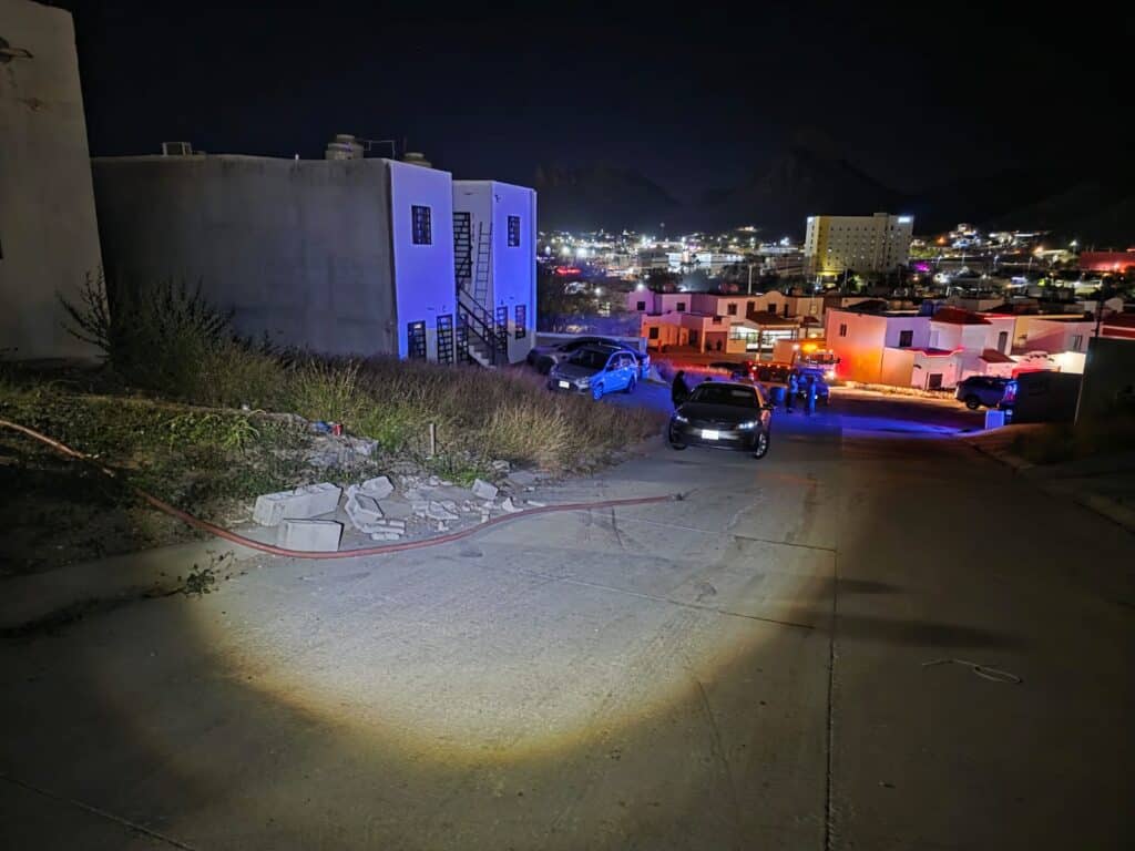 Volcadura de pipa deja cuantiosos daños materiales 5 394