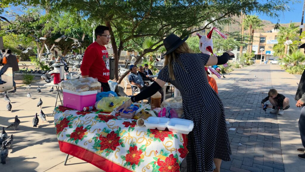 Disfrutan indigentes de posada navideña 1 402