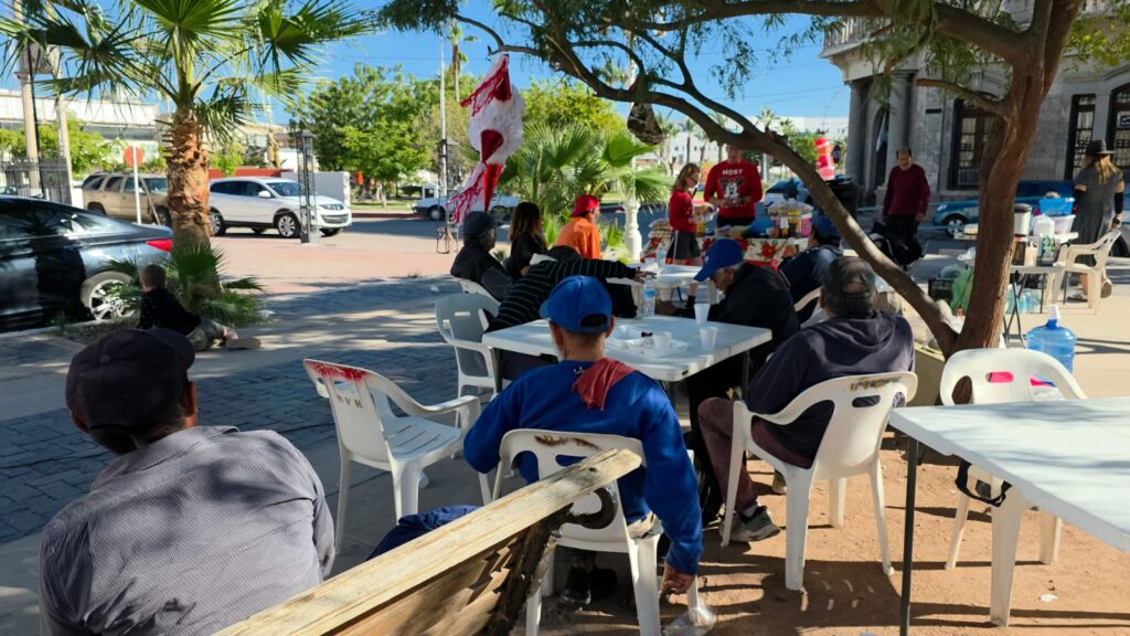 Disfrutan indigentes de posada navideña 2 403