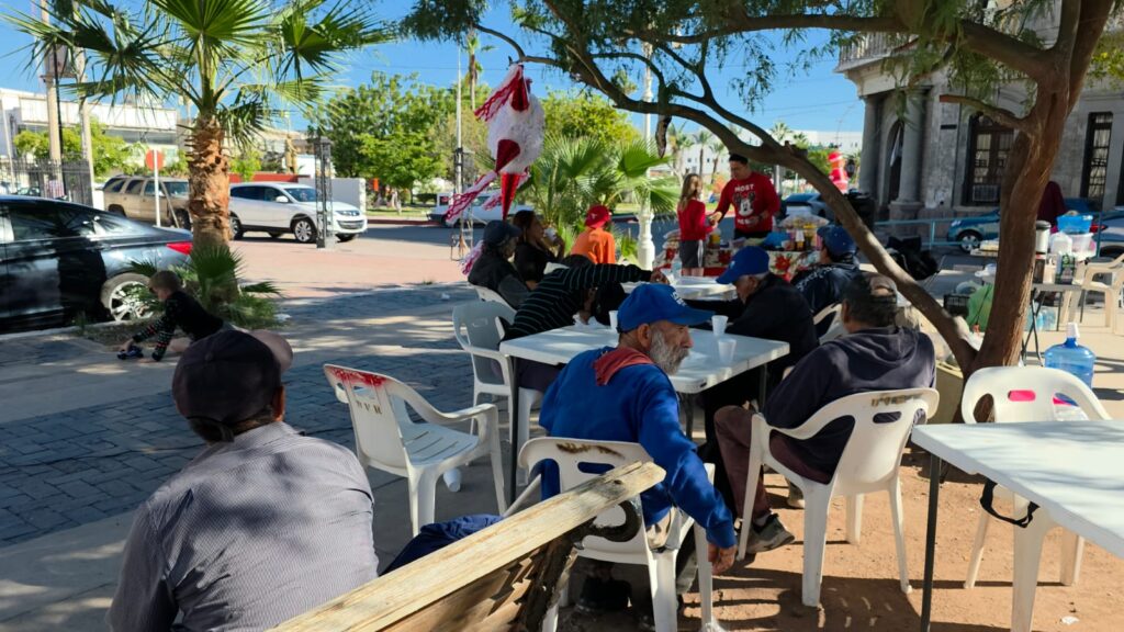 Disfrutan indigentes de posada navideña 3 404 1