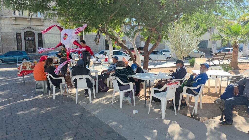 Disfrutan indigentes de posada navideña 4 405