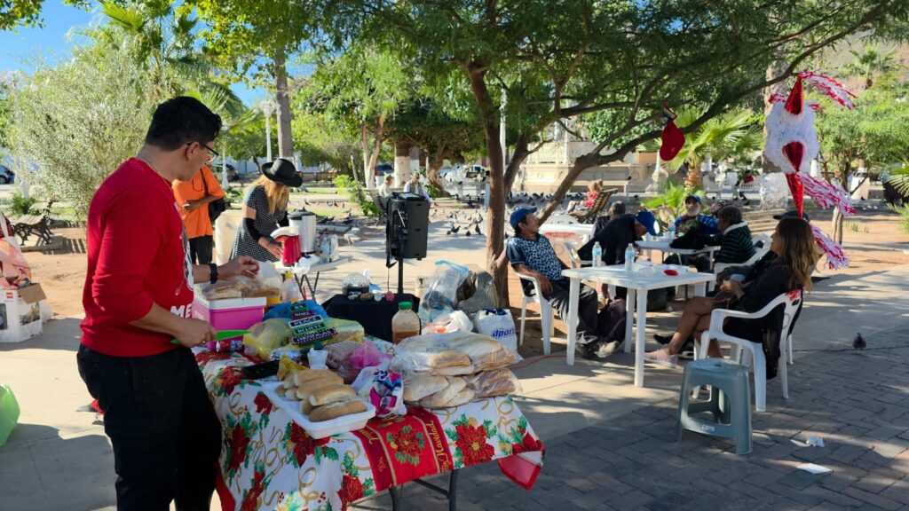 Disfrutan indigentes de posada navideña 6 407