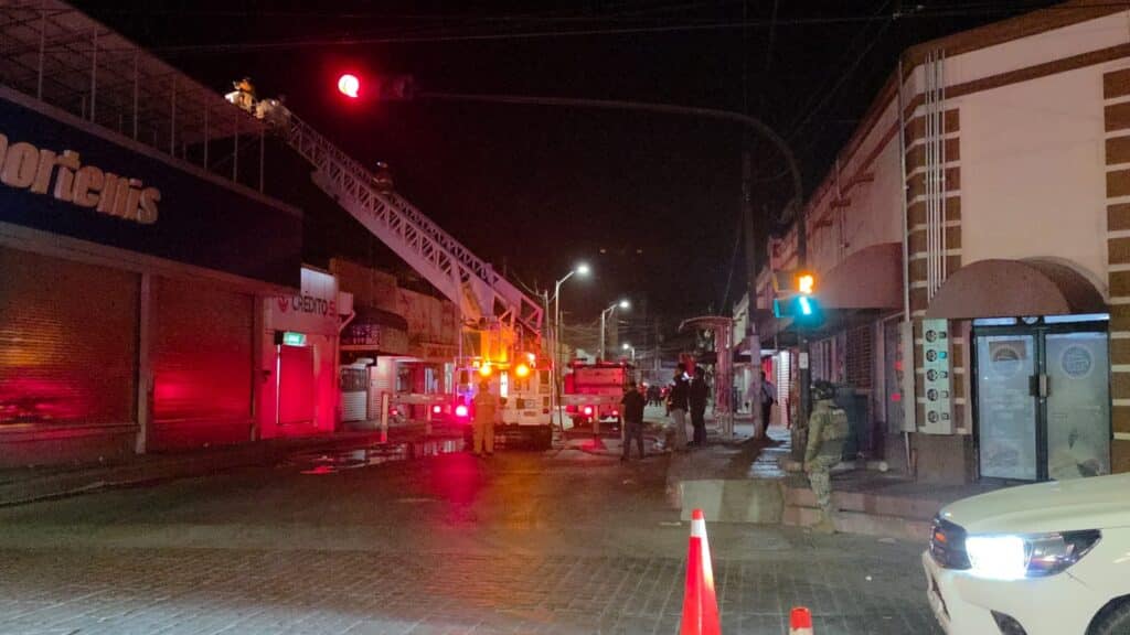 Se registra fuerte incendio en el área comercial 1 435 1