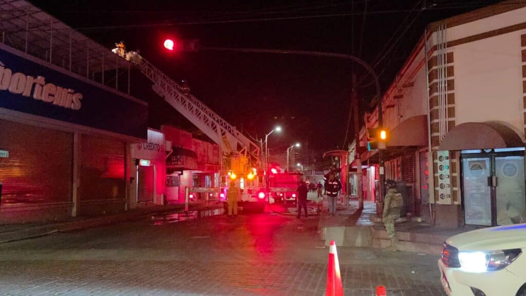 Se registra fuerte incendio en el área comercial 2 436 1