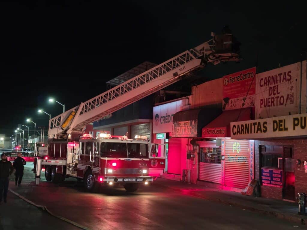 Se registra fuerte incendio en el área comercial 3 437 1