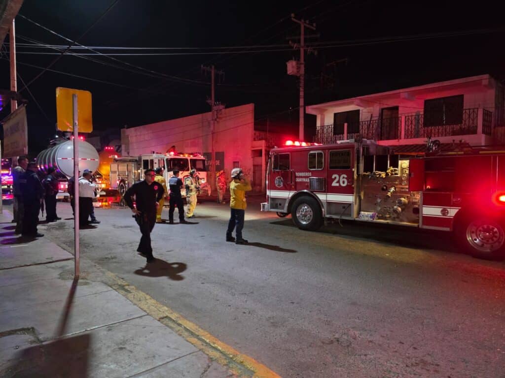 Se registra fuerte incendio en el área comercial 7 441 1