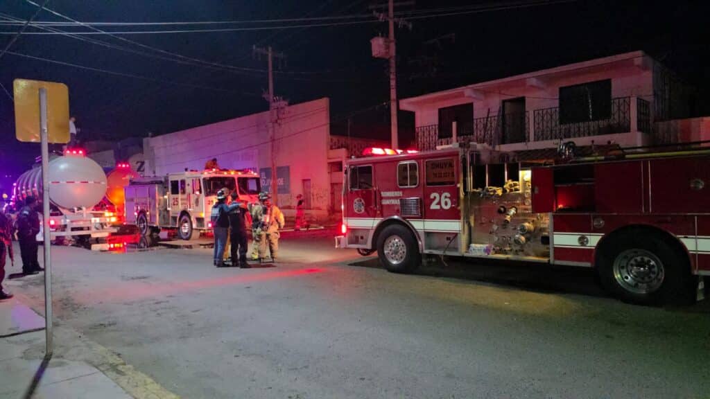 Se registra fuerte incendio en el área comercial 8 442