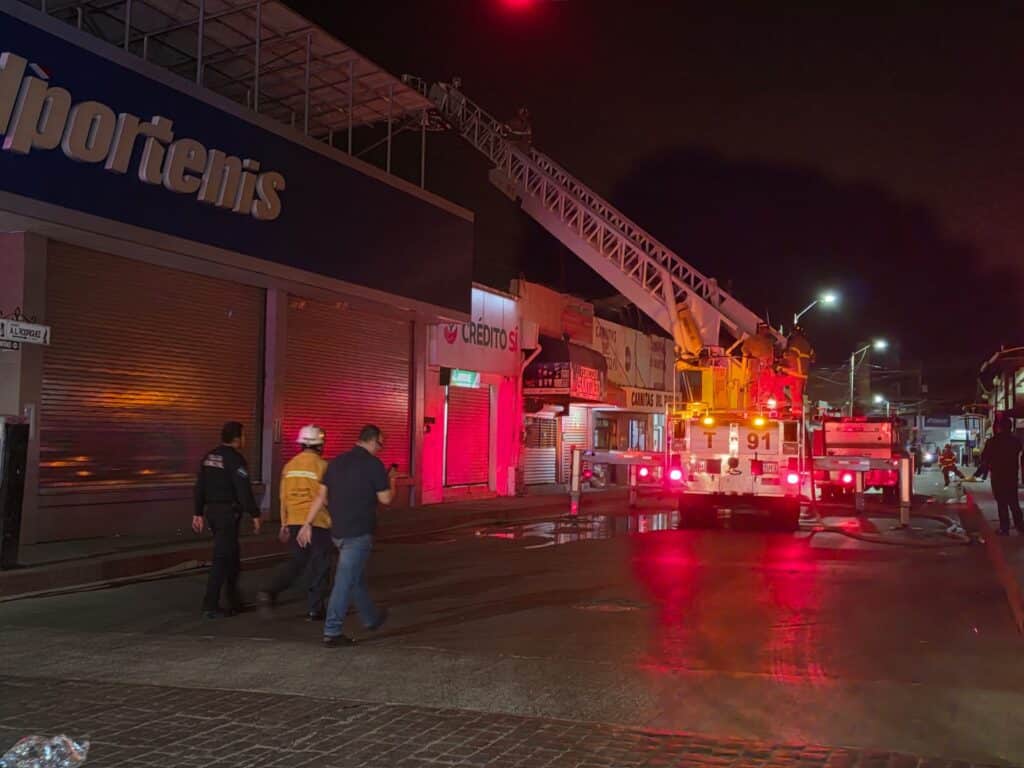 Se registra fuerte incendio en el área comercial 9 443