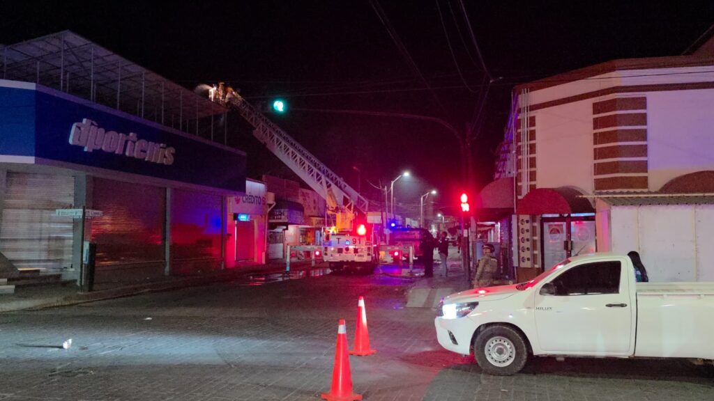 Se registra fuerte incendio en el área comercial 11 445