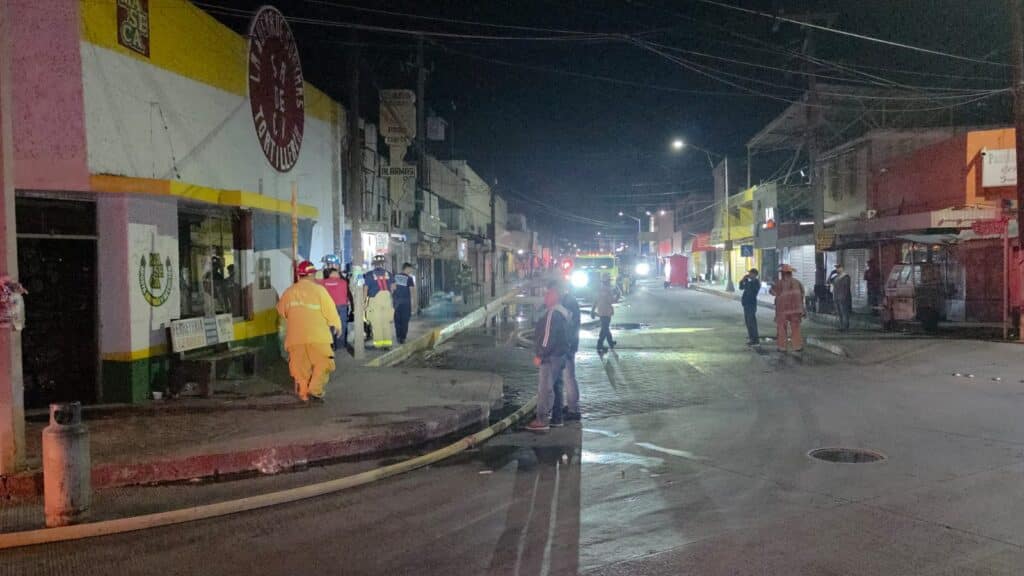 Se registra fuerte incendio en el área comercial 13 447