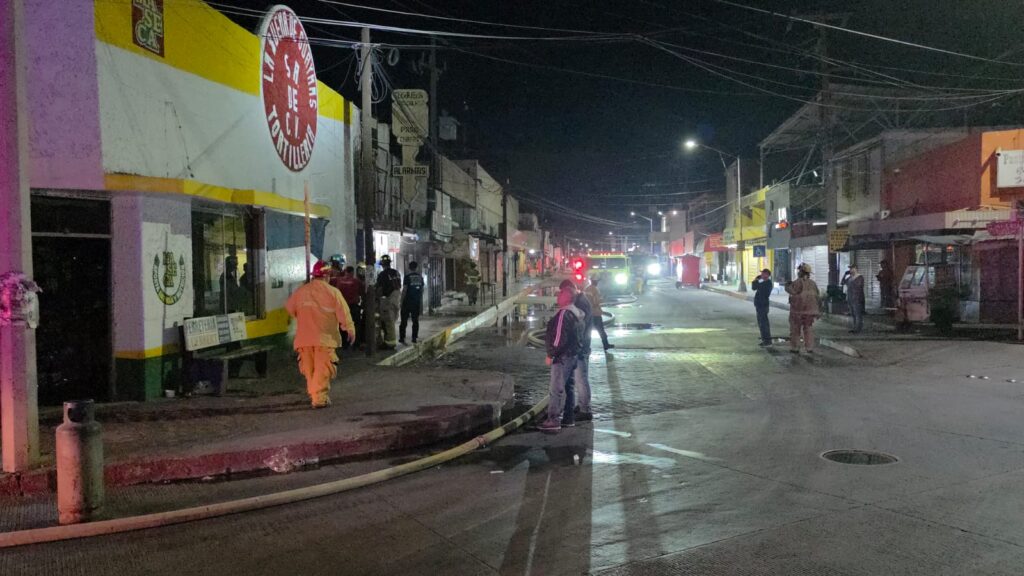 Se registra fuerte incendio en el área comercial 14 448