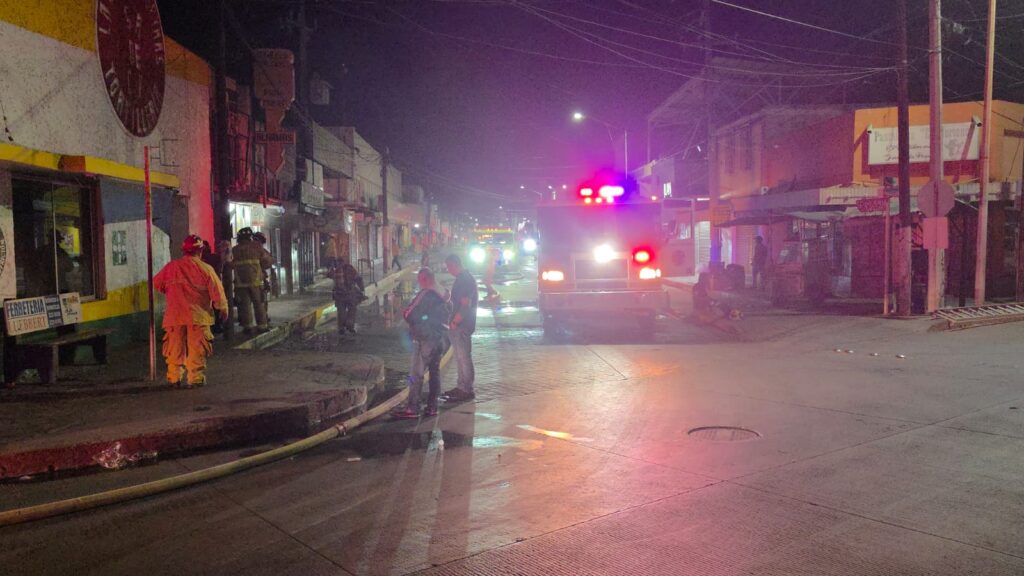 Se registra fuerte incendio en el área comercial 15 449