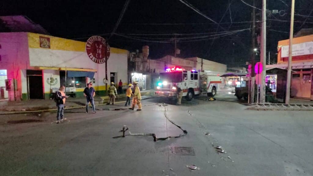 Se registra fuerte incendio en el área comercial 17 451