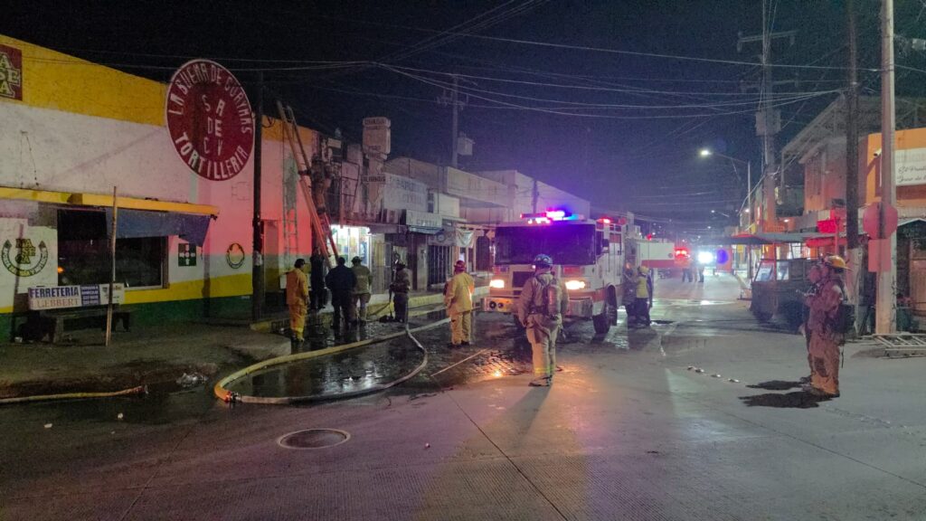 Se registra fuerte incendio en el área comercial 19 453 1