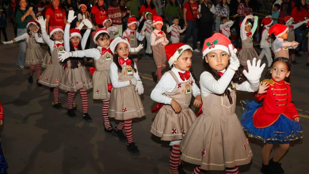 Disfrutan guaymenses del desfile navideño 1 84
