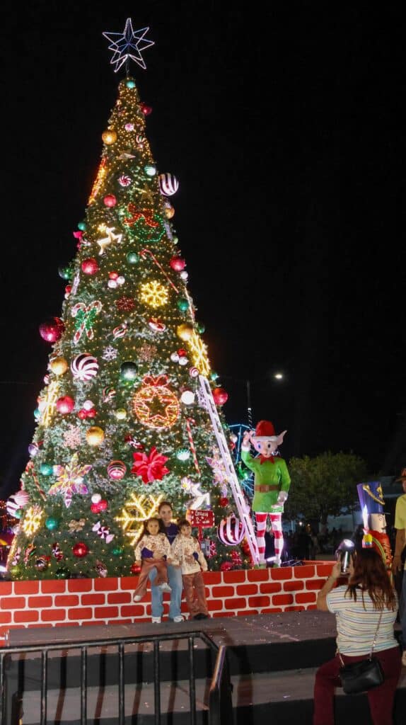 Disfrutan guaymenses del desfile navideño 3 86