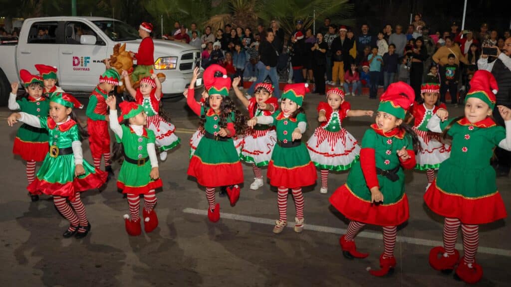 Disfrutan guaymenses del desfile navideño 6 89