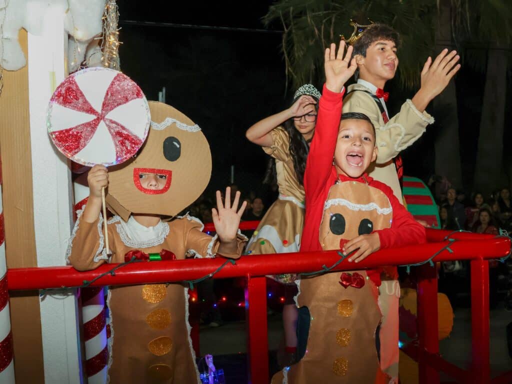 Disfrutan guaymenses del desfile navideño 7 90