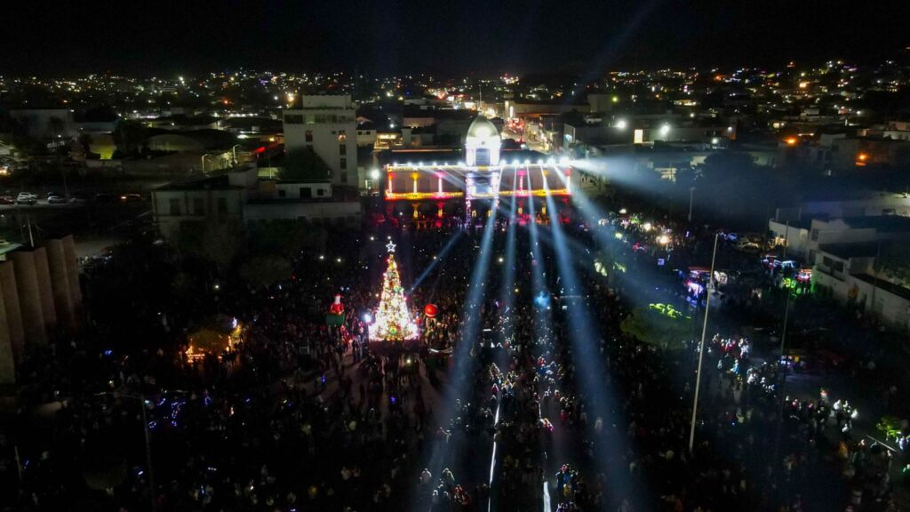 Disfrutan guaymenses del desfile navideño 8 91